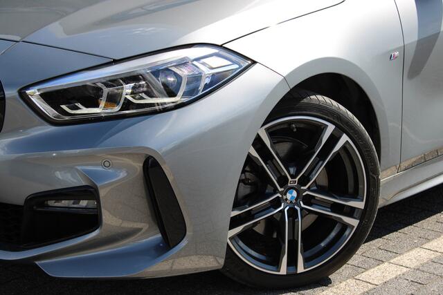 BMW 1-SERIE 118i High Executive M Sport automaat / Panoramadak / Sportstoelen / Comfort Access / LED / M Sportonderstel / Live Cockpit Professional
