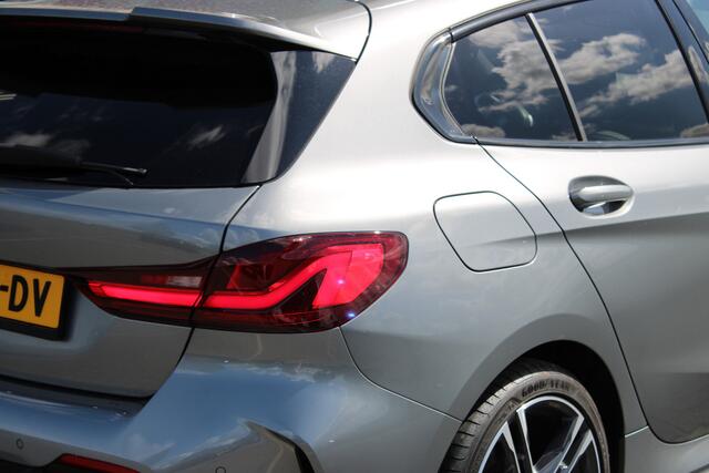 BMW 1-SERIE 118i High Executive M Sport automaat / Panoramadak / Sportstoelen / Comfort Access / LED / M Sportonderstel / Live Cockpit Professional