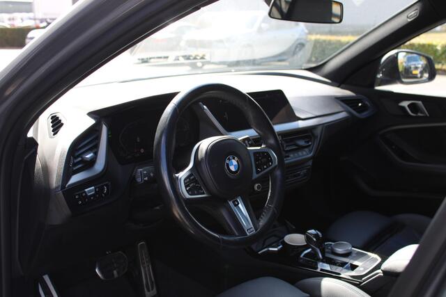 BMW 1-SERIE 118i High Executive M Sport automaat / Panoramadak / Sportstoelen / Comfort Access / LED / M Sportonderstel / Live Cockpit Professional