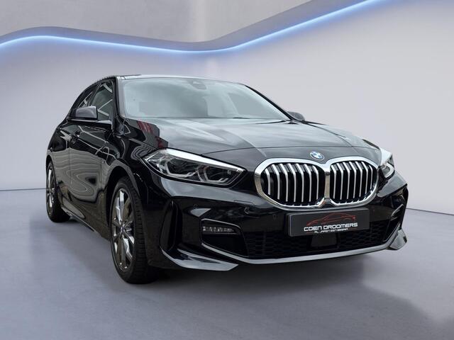 BMW 1-SERIE 120i M Sport /Apple Carplay/Stuur-Stoelverw./Camera/Parkeersens. Rondom/Elektr. Klep/DAB+/Grootlichtass./(MET GARANTIE*)