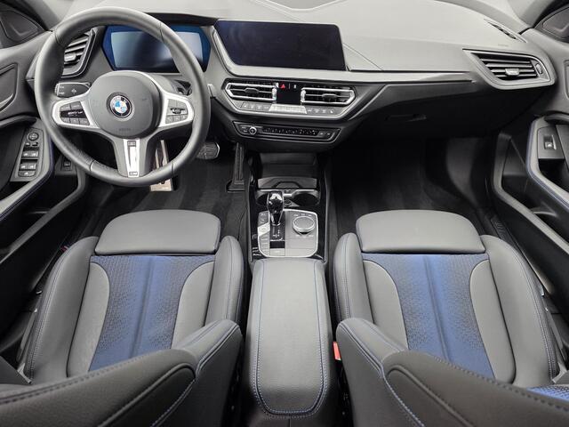 BMW 1-SERIE 120i M Sport /Apple Carplay/Stuur-Stoelverw./Camera/Parkeersens. Rondom/Elektr. Klep/DAB+/Grootlichtass./(MET GARANTIE*)