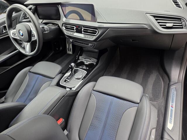 BMW 1-SERIE 120i M Sport /Apple Carplay/Stuur-Stoelverw./Camera/Parkeersens. Rondom/Elektr. Klep/DAB+/Grootlichtass./(MET GARANTIE*)