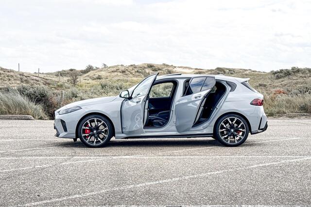 BMW 1-SERIE 120 M Sport Design Edition | M Sport | Glazen Panoramadak | Harman Kardon | Comfort Access |