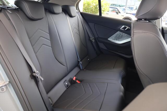 BMW 1-SERIE 120 M Sport Design Edition | Premium Pack | Voorstoelen Verwarmd | Stuurwiel Verwarmd