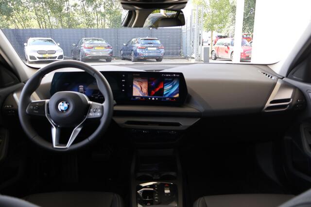 BMW 1-SERIE 120 M Sport Design Edition | Premium Pack | Voorstoelen Verwarmd | Stuurwiel Verwarmd