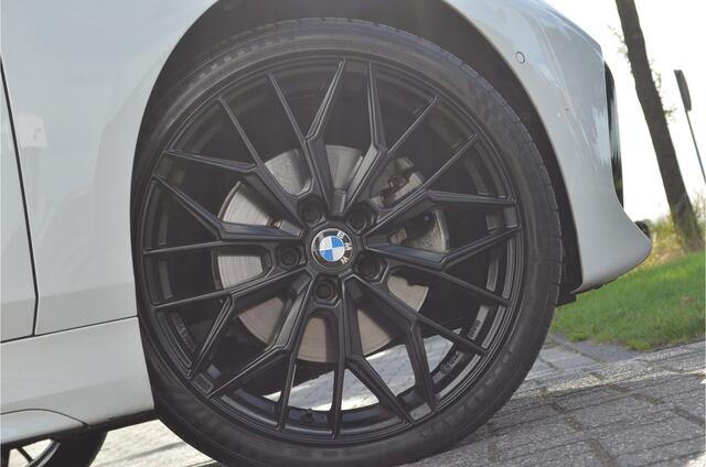 BMW 1-SERIE 118i M Sport | Kuipstoelen | Carplay | Dubbele uitlaat | Virtual cockpit | Stoelverwarming | NL auto