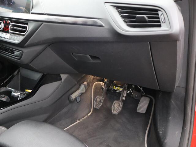 BMW 1-SERIE 116D LESAUTO DUBBELE BEDIENING HANDGESCHAKELD + CAMERA | SPORTSTOELEN | LED