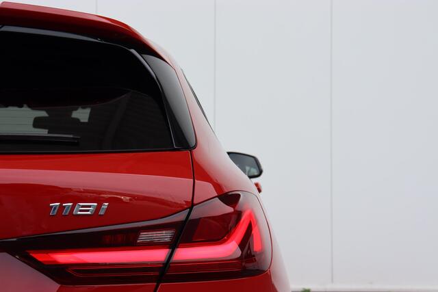 BMW 1-SERIE 118i M Sportpakket Pro/ Sportstoelen/ Stoelverwarming/ Cruise Control/ Getint Glas/ 19" LMV