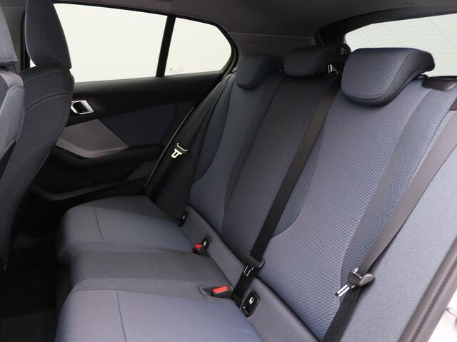 BMW 1-SERIE 120 M Sport Design | Premium Pack | Stuurwielrand Verwarmd | Achteruitrijcamera | Driving Assistant | Parking Assistant | Harman Kardon | 18''