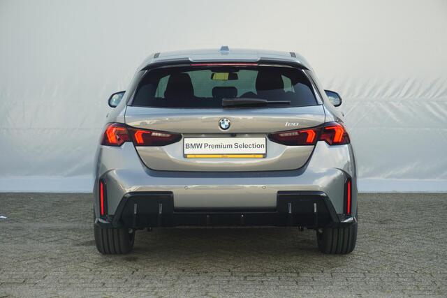 BMW 1-SERIE 120 M Sport Pro | Comfort Access / Elektrisch verwarmde voorstoelen / Sportstoelen / Achteruitrijcamera