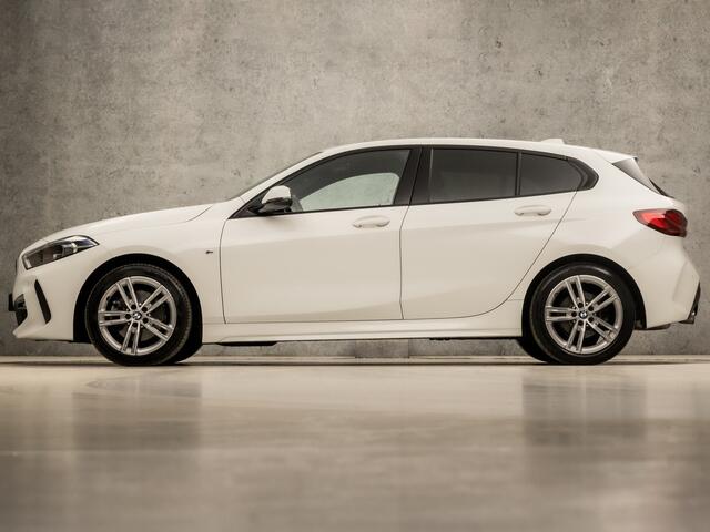 BMW 1-SERIE 118i M Sport High Executive Automaat (APPLE CARPLAY, M PAKKET, GROOT NAVI, LEDER, STOELVERWARMING, SPORTSTOELEN, LANE ASSIST, CRUISE, DAB+, NIEUWSTAAT)