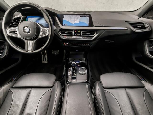 BMW 1-SERIE 118i M Sport High Executive Automaat (APPLE CARPLAY, M PAKKET, GROOT NAVI, LEDER, STOELVERWARMING, SPORTSTOELEN, LANE ASSIST, CRUISE, DAB+, NIEUWSTAAT)
