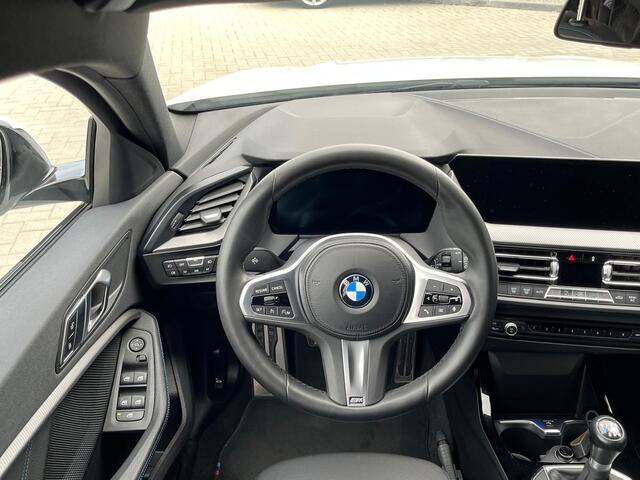 BMW 1-SERIE 118i Executive Edition 140 Pk | Sportstoelen | Cruise Control | LED | Climate Control | Navigatiesysteem | Digitaal Dashboard | Parkeersensoren | 17 Inch