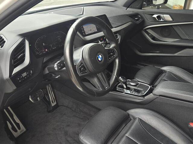 BMW 1-SERIE 118i High M SPORT | PANORAMA | CAMERA | LEDER | SPORTSTOELEN | 18 INCH LM VELGEN |