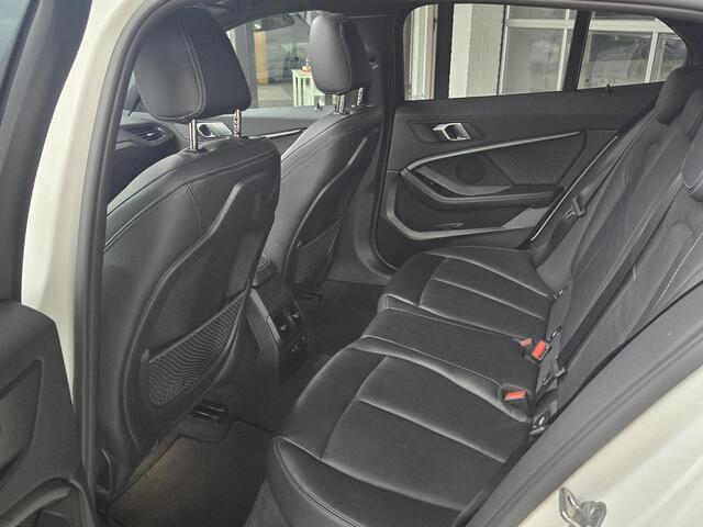 BMW 1-SERIE 118i High M SPORT | PANORAMA | CAMERA | LEDER | SPORTSTOELEN | 18 INCH LM VELGEN |