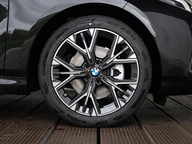 BMW 1-SERIE 120 | M Sportpakket | Verwarmd Stuurwiel | Panoramadak | Achteruitrijcamera | Stoelverwarming | Harman-Kardon | 18''