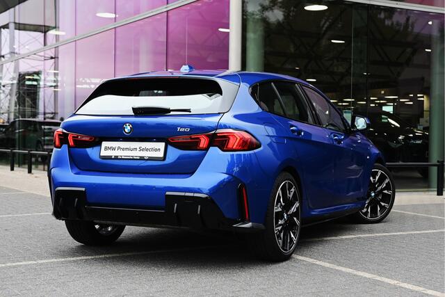 BMW 1-SERIE 120 M Sport Automaat / Sportstoelen / Achteruitrijcamera / M Adaptief onderstel / Adaptieve LED / Stoelverwarming