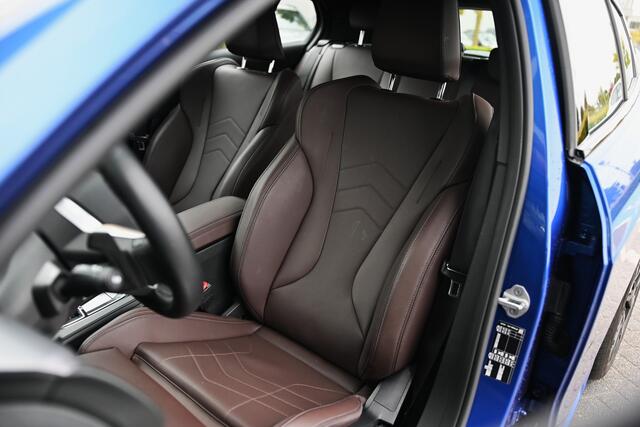 BMW 1-SERIE 120 M Sport Automaat / Sportstoelen / Achteruitrijcamera / M Adaptief onderstel / Adaptieve LED / Stoelverwarming