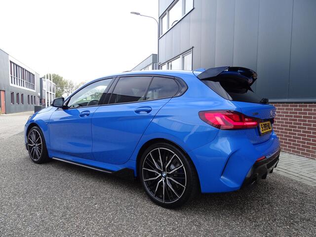 BMW 1-SERIE M135i xDrive High Executive PANORAMADAK|HARMAN/KARDON|DODEHOEK DETECTIE|ACHTERUIT RIJ CAMERA|SPORT STOELEN|KEYLESS ENTRY/GO|NAVIGATIE|LASER KOPLAMPEN | STOEL VERWARMING |