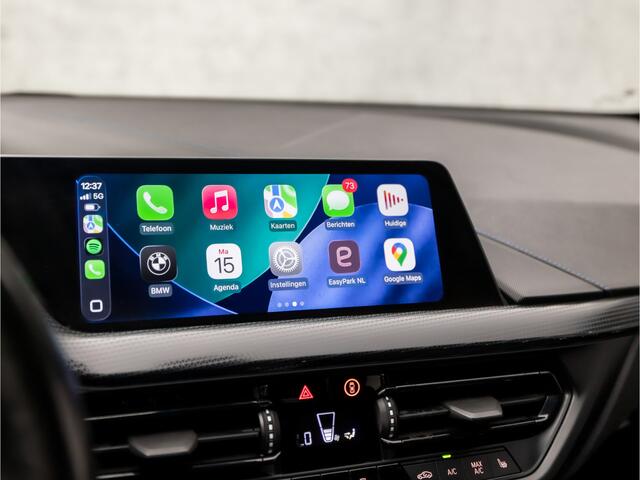 BMW 1-SERIE 118i M Sport Automaat (APPLE CARPLAY, M PAKKET, STUUR/STOELVERWARMING, SFEERVERLICHTING, SPORTSTOELEN, GETINT GLAS, CRUISE, NIEUWE APK, NIEUWSTAAT)
