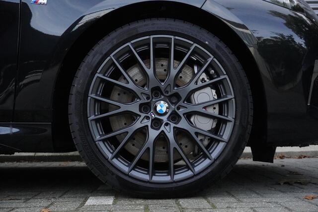 BMW 1-SERIE 5-deurs 120 M Sportpakket Pro | Panoramadak elektrisch | Driving Assistant | Head-Up Display | Adaptief M-onderstel