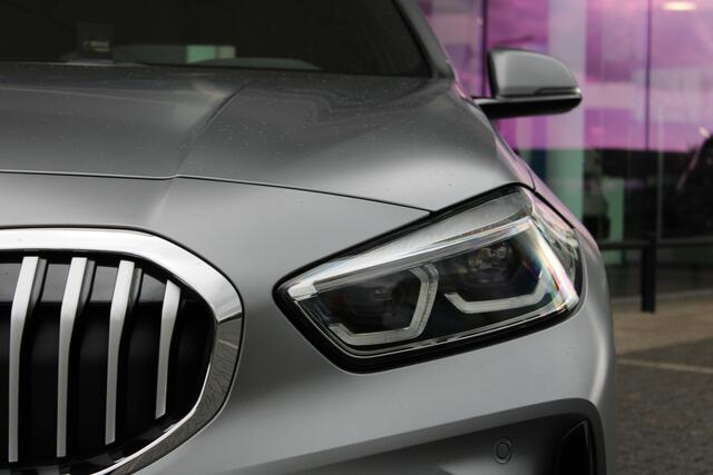 BMW 1-SERIE 118i M Sport Automaat / Panoramadak / Sportstoelen / Achteruitrijcamera / LED / Live Cockpit Professional / M Sportonderstel