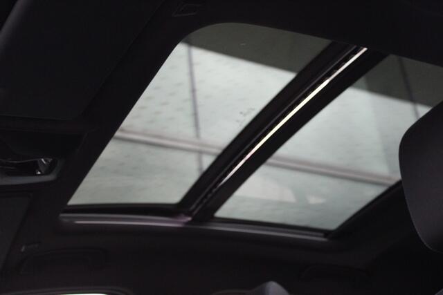 BMW 1-SERIE 118i M Sport Automaat / Panoramadak / Sportstoelen / Achteruitrijcamera / LED / Live Cockpit Professional / M Sportonderstel