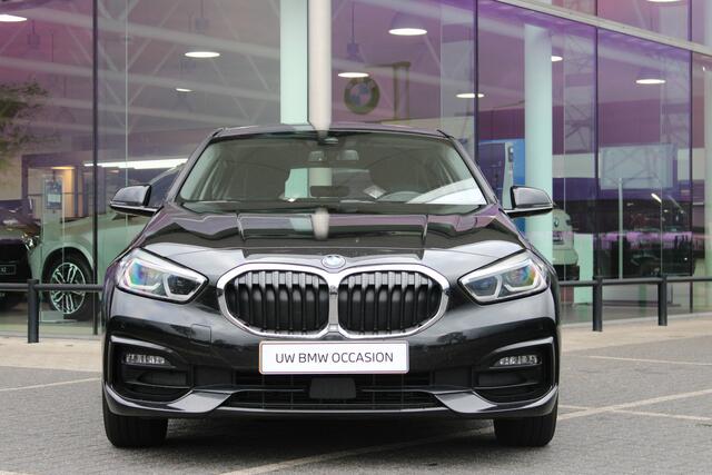 BMW 1-SERIE 118i Sport Line Automaat / Sportstoelen / Head-Up / Stoelverwarming / LED / Live Cockpit Professional