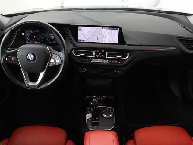 BMW 1-SERIE 116d High Executive | Sport Line | Leder | Stoelverwarming | Carplay | Sportstoelen | Navigatie | Parkeerhulp | Live Cockpit | Climate control | Full LED | Cruise control