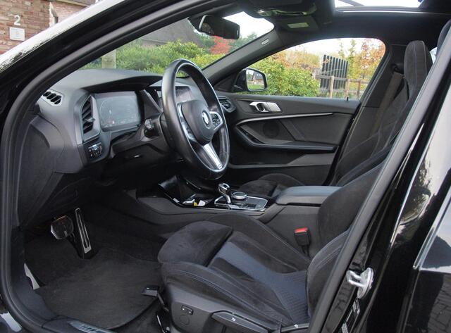 BMW 1-SERIE 118i Executive Edition | M Sport | Panoramadak | Camera | Schaalstoelen | Apple Carplay | Cruise Control |