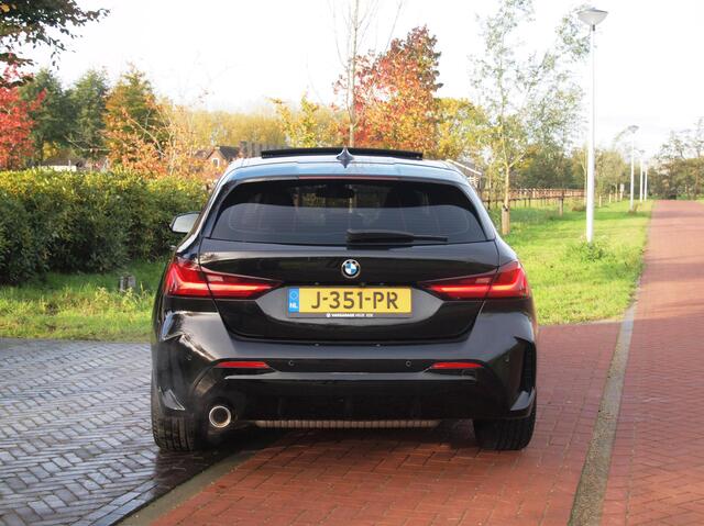 BMW 1-SERIE 118i Executive Edition | M Sport | Panoramadak | Camera | Schaalstoelen | Apple Carplay | Cruise Control |