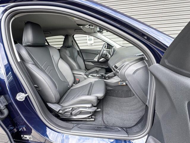 BMW 1-SERIE 120 M Sport Design / Premium Pack / Comfort Access / Achteruitrijcamera / Extra getint glas / Elektrisch verwarmde voorstoelen