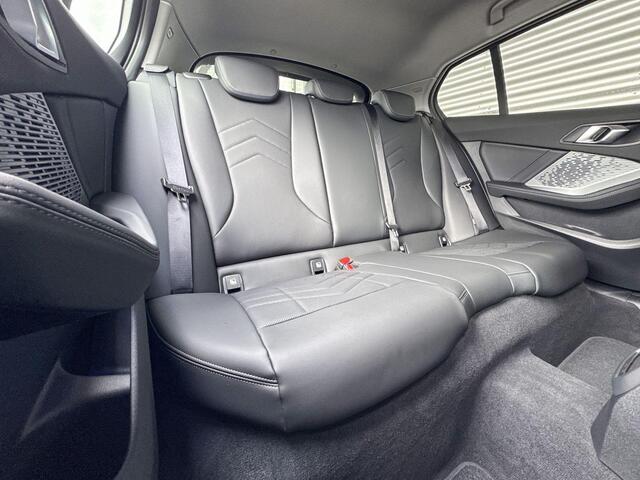 BMW 1-SERIE 120 M Sport Design / Premium Pack / Comfort Access / Achteruitrijcamera / Extra getint glas / Elektrisch verwarmde voorstoelen