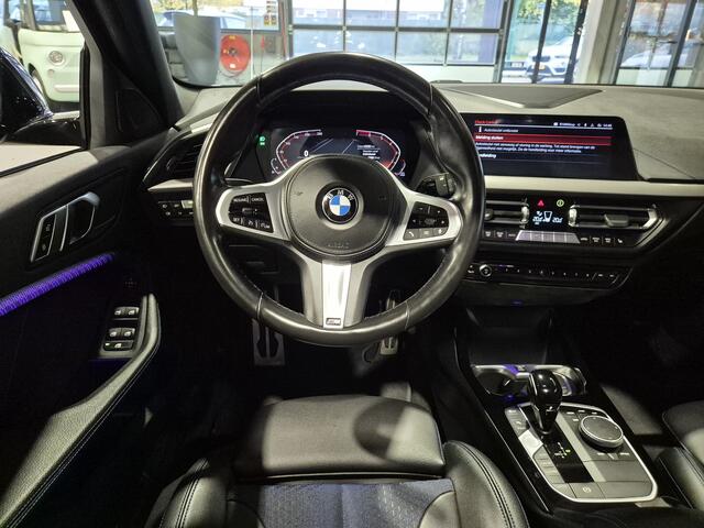 BMW 1-SERIE 118i High Executive M-Sport | Panorama | HUD | Stoelverwarming | Trekhaak | Carplay/Android