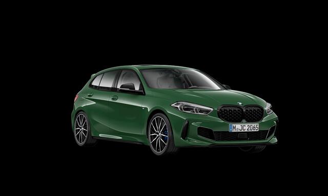 BMW 1-SERIE M135i xDrive | Live Cockpit | Panorama | Schaalstoelen | Memory | H&K | 19"LM | Irish Green Individual
