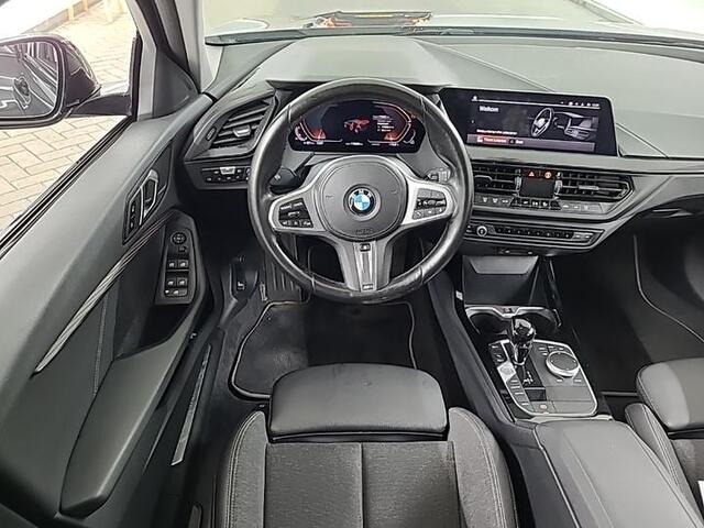 BMW 1-SERIE 118i Aut. Exe Editon | Trekhaak | Stuurverwarming | Live Cockpit |
