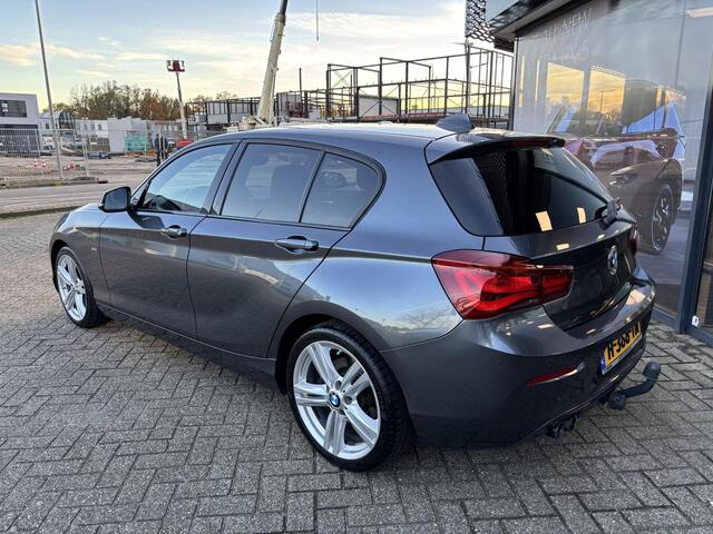 BMW 1-SERIE 120i Sport Line 184PK , Trekhaak, Navi, PDC, Cruise, Bluetooth, LMV 18 Inch, Stoelverwarming