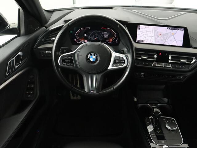 BMW 1-SERIE 118i High Executive | M Sport | Panoramadak | Head-Up | Leder | Harman/Kardon | Camera | Carplay | Stoelverwarming | Live Cockpit | Sfeerverlichting | Keyless | Navigatie | Sportstoelen | Full LED