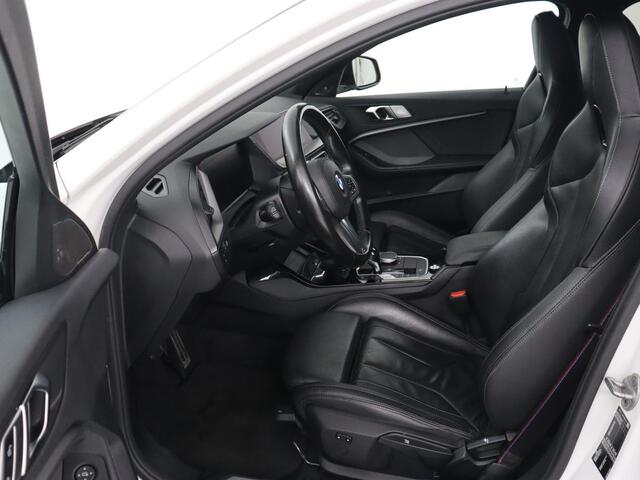 BMW 1-SERIE 118i High Executive | M Sport | Panoramadak | Head-Up | Leder | Harman/Kardon | Camera | Carplay | Stoelverwarming | Live Cockpit | Sfeerverlichting | Keyless | Navigatie | Sportstoelen | Full LED