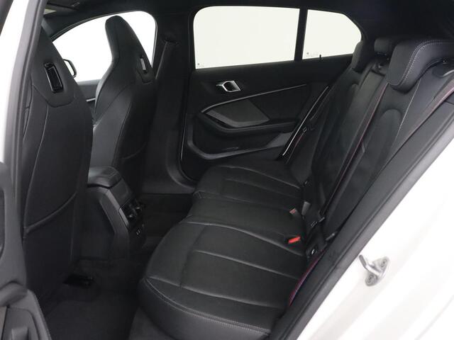 BMW 1-SERIE 118i High Executive | M Sport | Panoramadak | Head-Up | Leder | Harman/Kardon | Camera | Carplay | Stoelverwarming | Live Cockpit | Sfeerverlichting | Keyless | Navigatie | Sportstoelen | Full LED