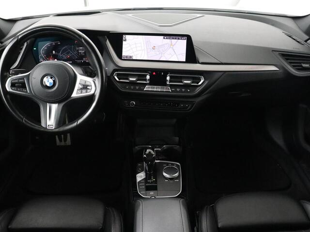 BMW 1-SERIE 118i High Executive | M Sport | Panoramadak | Head-Up | Leder | Harman/Kardon | Camera | Carplay | Stoelverwarming | Live Cockpit | Sfeerverlichting | Keyless | Navigatie | Sportstoelen | Full LED