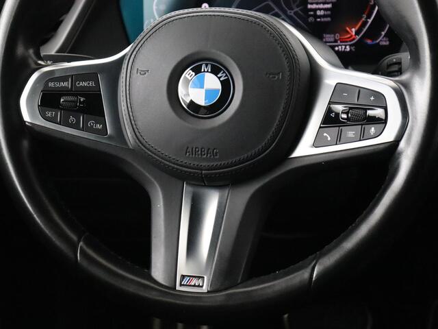 BMW 1-SERIE 118i High Executive | M Sport | Panoramadak | Head-Up | Leder | Harman/Kardon | Camera | Carplay | Stoelverwarming | Live Cockpit | Sfeerverlichting | Keyless | Navigatie | Sportstoelen | Full LED