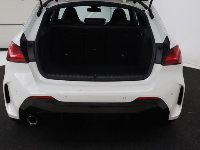 BMW 1-SERIE 118i High Executive | M Sport | Panoramadak | Head-Up | Leder | Harman/Kardon | Camera | Carplay | Stoelverwarming | Live Cockpit | Sfeerverlichting | Keyless | Navigatie | Sportstoelen | Full LED