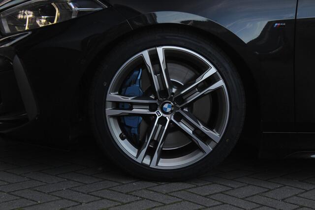 BMW 1-SERIE M135i xDrive High Executive Edition | Panorama dak | H+K | BLIS | HUD | Bomvol!