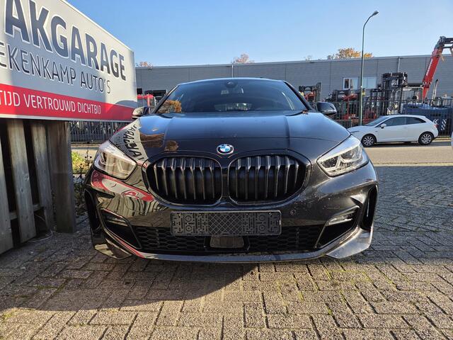 BMW 1-SERIE 118i M Sport 19"/Panoramadak/M-stoelen + memory/Harman Kardon/Keyless/Adaptieve cruise/Head-up/LED/Sfeerverlichting/Camera