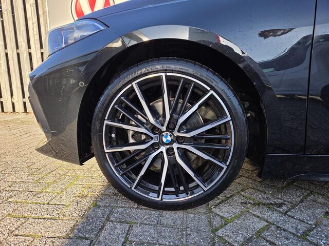 BMW 1-SERIE 118i M Sport 19"/Panoramadak/M-stoelen + memory/Harman Kardon/Keyless/Adaptieve cruise/Head-up/LED/Sfeerverlichting/Camera