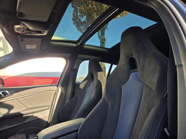 BMW 1-SERIE 118i M Sport 19"/Panoramadak/M-stoelen + memory/Harman Kardon/Keyless/Adaptieve cruise/Head-up/LED/Sfeerverlichting/Camera