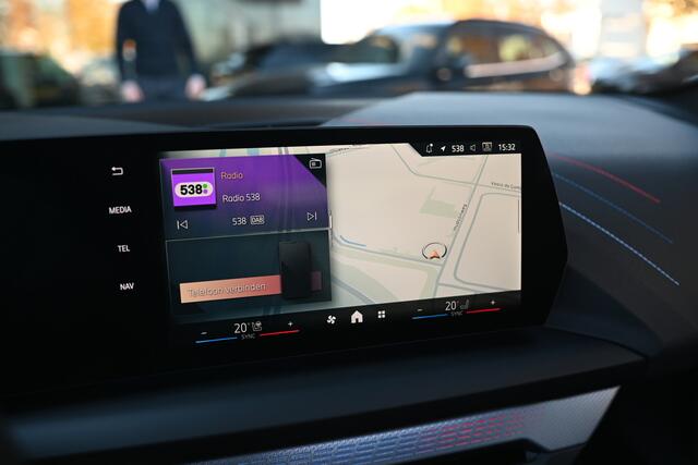 BMW 1-SERIE 120 M Sport Automaat / Panoramadak / Sportstoelen / M Adaptief onderstel / Achteruitrijcamera / Comfort Access / Adaptieve LED / Harman-Kardon