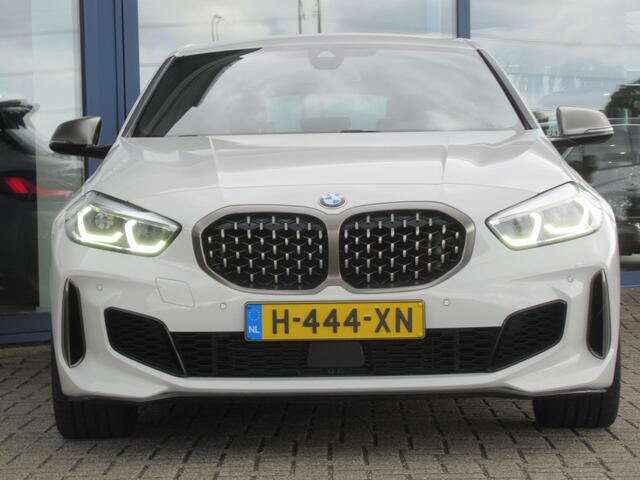 BMW 1-SERIE M135i xDrive Executive Edition 306 PK, Full LED / Carplay / PDC / Stoelverwarming / 19' M dubbelspaak velgen