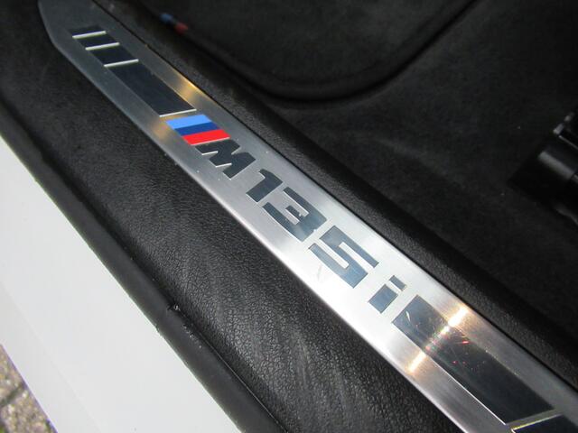 BMW 1-SERIE M135i xDrive Executive Edition 306 PK, Full LED / Carplay / PDC / Stoelverwarming / 19' M dubbelspaak velgen
